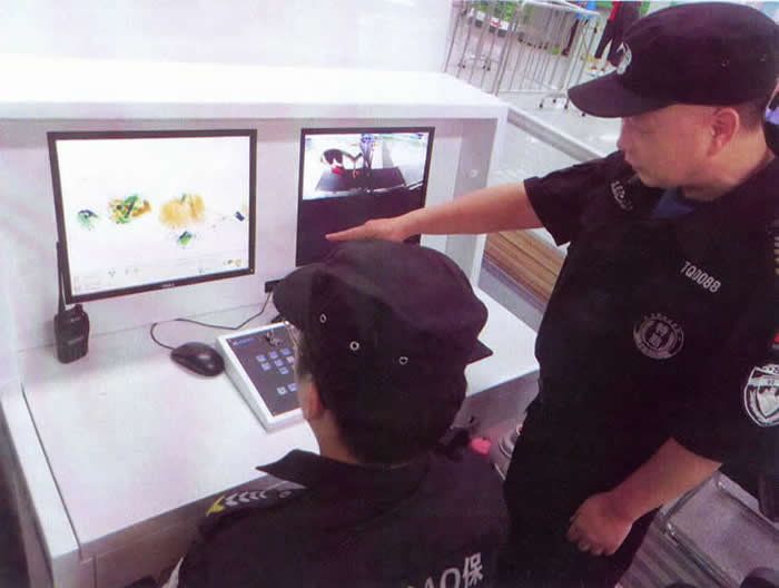 值機員查看安檢儀屏幕